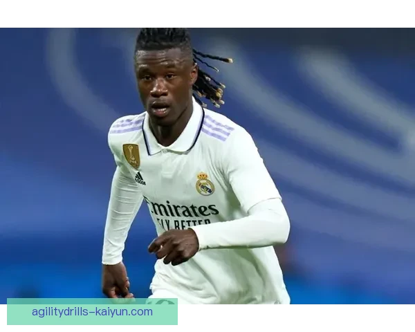 卡马文加在国家队的表现稳健，持续吸引球迷关注。